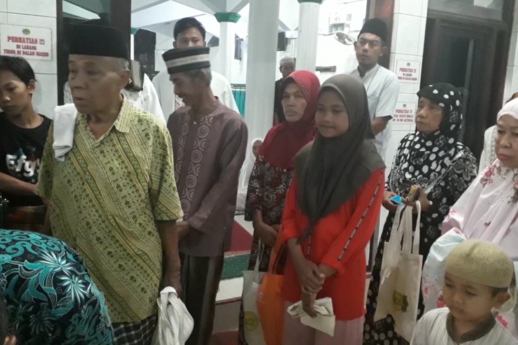 Warga mengantre untuk mengambil bereas lewat mesin ATM beras di Masjid Raudlatul Jannah, Tanjung Priok, Rabu (27/2/2019).