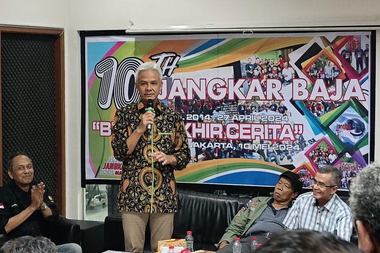 Eks calon presiden Ganjar Pranowo menemui relawan pendukungnya pada Pilpres 2024 bernama Jangkar Baja, di kawasan Tebet, Jakarta Selatan, Jumat (10/5/2024).