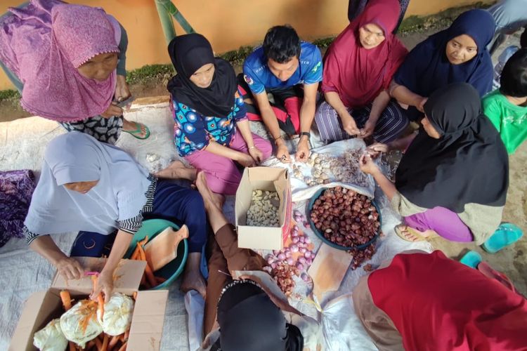 Warga saat gotong royong menyiapkan makanan untuk korban banjir bandang Kabupaten Garut. Dapur umum tersebut dibuat oleh Jabr Quick Respons. 
