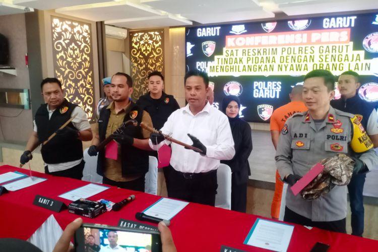 Kasatreskrim Polres Garut AKP Ari Rinaldo menunjukan barang bukti berupa golok yang digunakan pelaku untuk menghabisi korbannya dalam ekspos kasus yang dilaksanakan di Mapolres Gsrut, Kamis (16/01/2025)