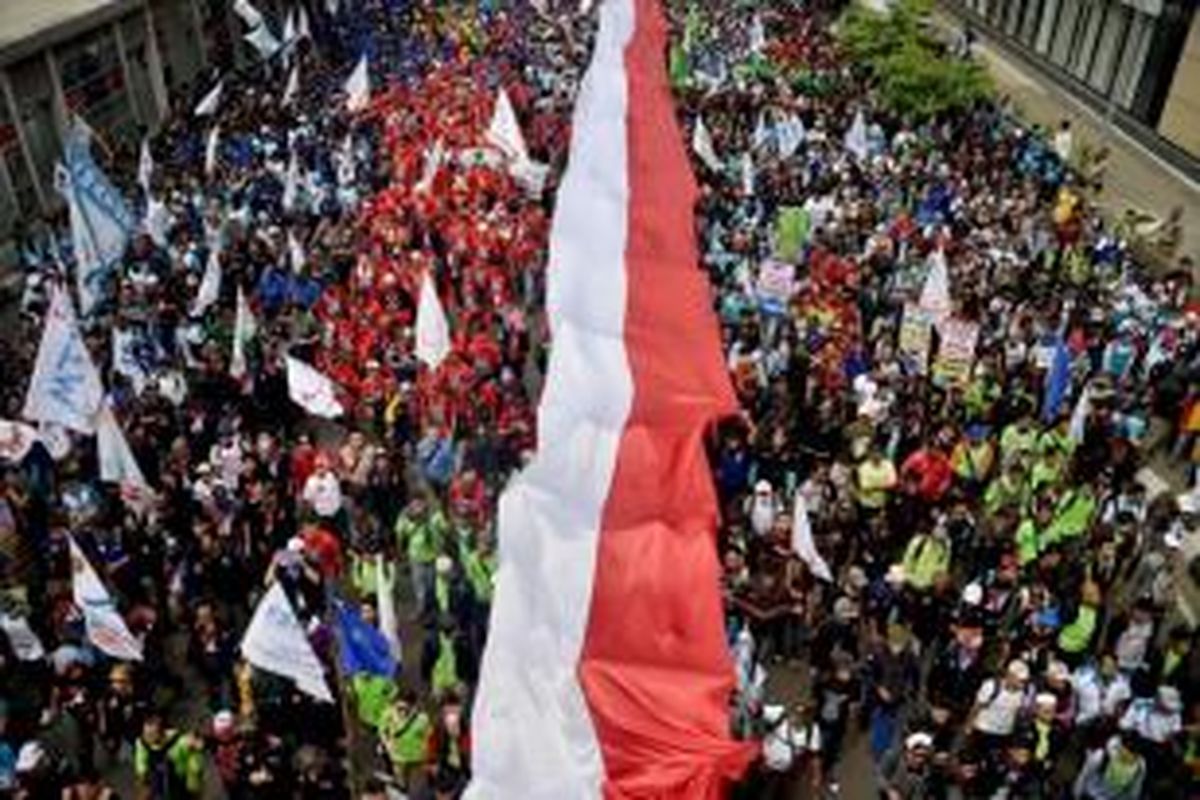 Ribuan buruh turut dalam aksi memperingati Hari Buruh Internasional di Jakarta, Jumat (1/5/2015). Mereka menuntut perbaikan kondisi kerja, kesempatan bekerja yang lebih banyak dan upah yang lebih tinggi.