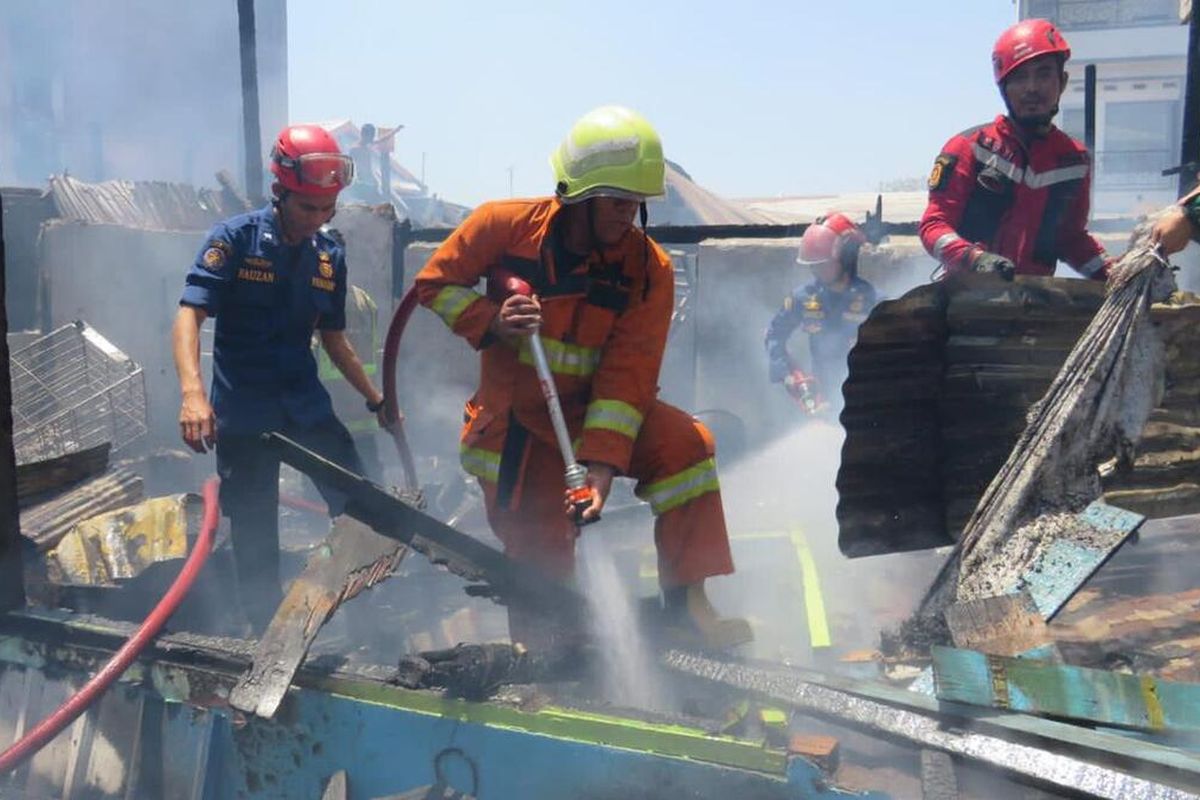 Petugas Damkar Makassar saat memadamkan kobaran api yang melanda kawasan padat penduduk di Jalan Barukang Utara, Kelurahan Cambayya, Kecamatan Ujung Tanah, Kota Makassar, Sulsel, Jumat (8/9/2023).