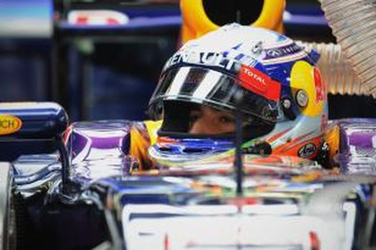 Pebalap Red Bull asal Australia Daniel Ricciardo bersiap sebelum menjalani sesi latihan kedua GP China di Sirkuit Internasional Shanghai, Jumat (18/4/2014).