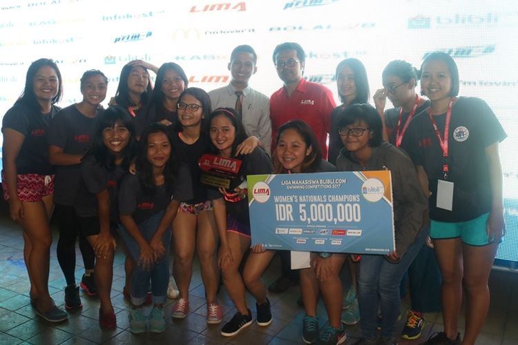 Perlombaan LIMA Blibli.com Swimming Competition telah sukses digelar di Kolam Renang Prestasi KONI Jawa Barat, Selasa (9/5/2017). Pada ajang tersebut, tim UPI kembali menyabet gelar juara umum yang perah diraihnya dua musim lalu.