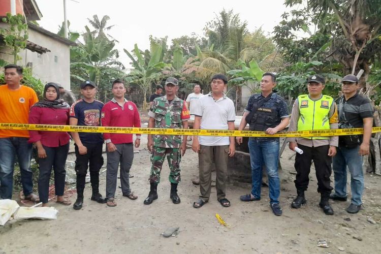 Polisi dan warga menutup sumur di Desa Bandar Jaya, Kecamatan BP Peliung Kabupaten OKU Timur, Sumatera Selatan setelah tiga orang tewas ketika membersihkan, Senin (11/12/2023).