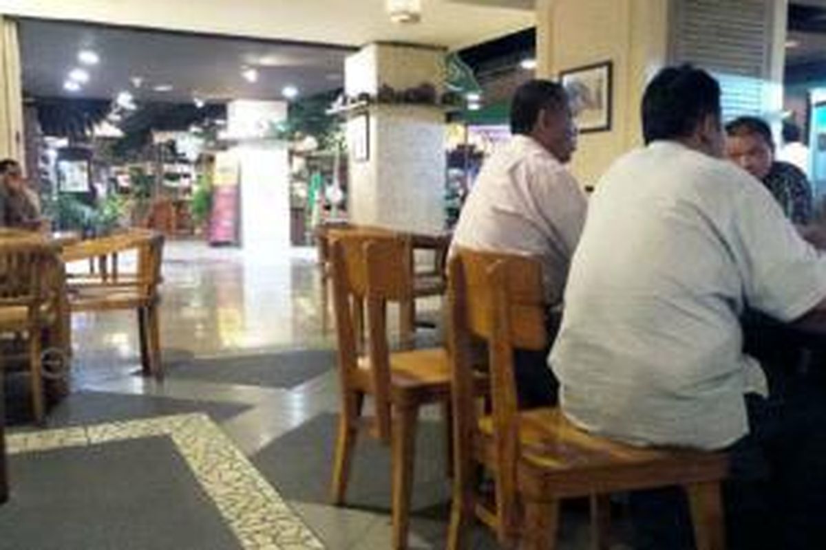 Suasana di salah satu titik kumpul kalangan menengah yang berada pada salah satu pusat perbelanjaan di kawasan Blok M, Jakarta, Selasa (29/10) malam.