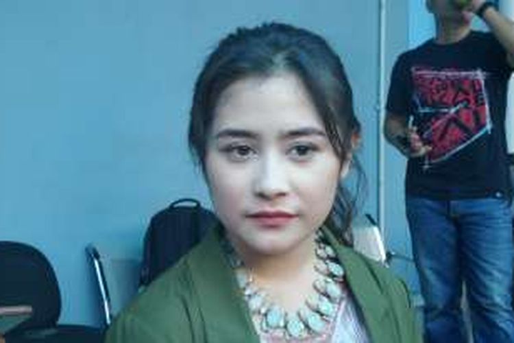 Prilly Latuconsina diabadikan di Gedung Trans, Mampang Prapatan, Jakarta Selatan, Selasa (11/10/2016).