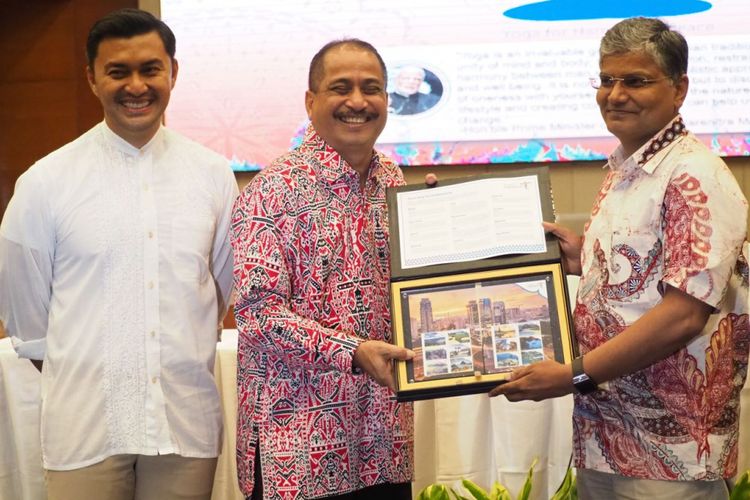 Duta Besar Republik India untuk Indonesia Pradeep Kumar Rawat (kanan) mendapat cindera mata dari Menteri Pariwisata Indonesia Arief Yahya (iri), dalam jumpa pers di Kementerian Pariwisata, Senin (30/4/2018).