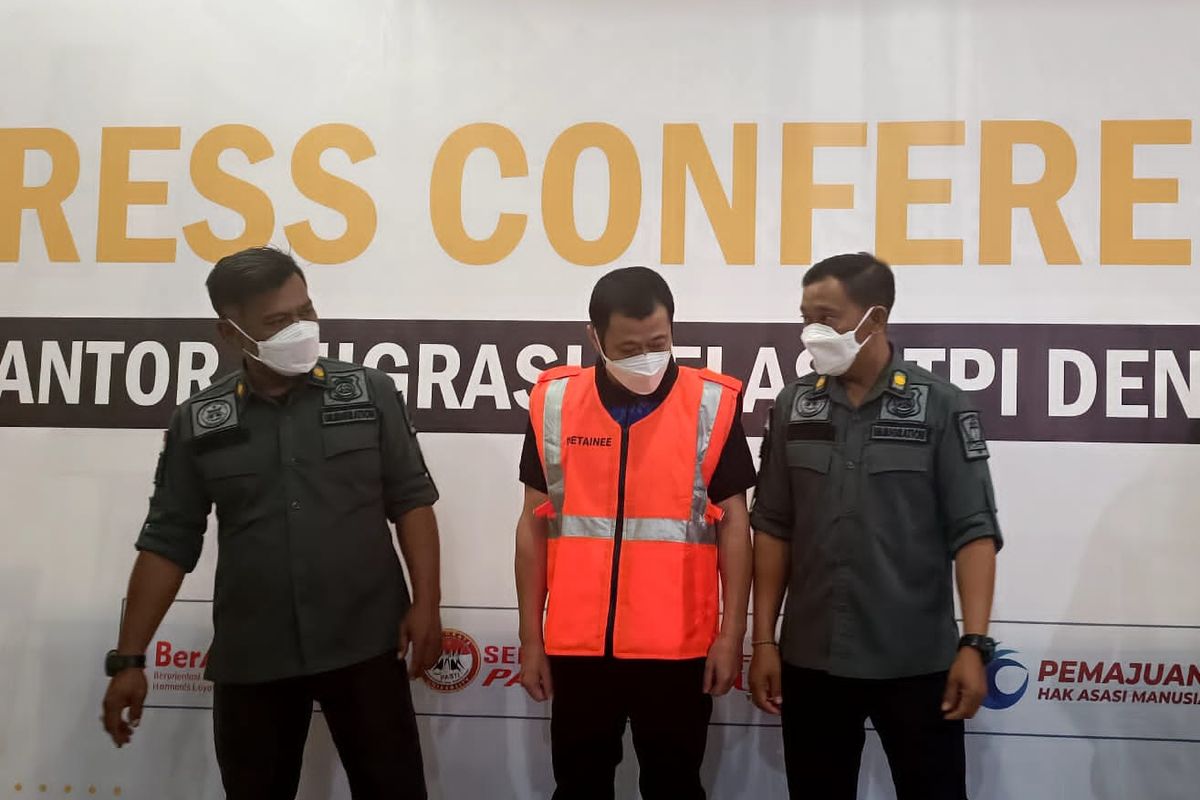 CY (50), warga negara China, pelaku penjual ponsel palsu saat dihadirkan dalam konferensi pers di kantor Imigrasi Denpasar, Bali, pada Senin (11/9/2023). Kompas.com/ Yohanes Valdi Seriang Ginta