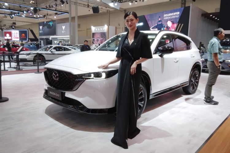 
Deslin, usher Mazda di Gaikindo Indonesia International Auto Show (GIIAS) 2023