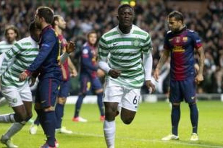 Gelandang Celtic, Victor Wanyama (tengah) saat mencetak gol ke gawang Barcelona pada penyisihan grup Liga Champions musim lalu di Celtic Park. Pada laga tersebut, Celtic menang 2-1. 