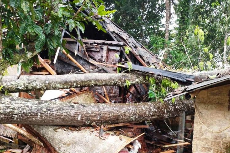 Kondisi salah satu bangunan rumah warga di Kabupaten Cianjur, Jawa Barat, yang rusak diterjang angin kencang dan hujan es, kemarin.