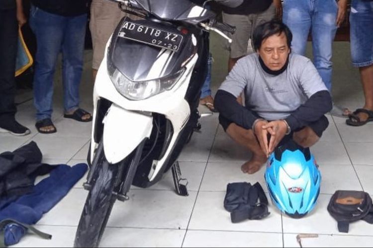 DITANGKAP--Tersangka FQ (50), warga Tingkir, Kota Salatiga, Jawa Tengah ditangkap setelah aksinya mencuri uang didalam mobil yang parkir di SPBU Ngadirojo-Wonogiri ketahuan lantaran terekam CCTV. 