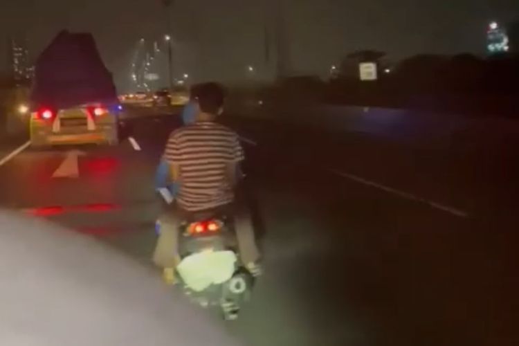 Viral di media sosial yang memperlihatkan beberapa pemuda menerobos masuk tol menggunakan sepeda motor tanpa helm di Jakarta Utara.