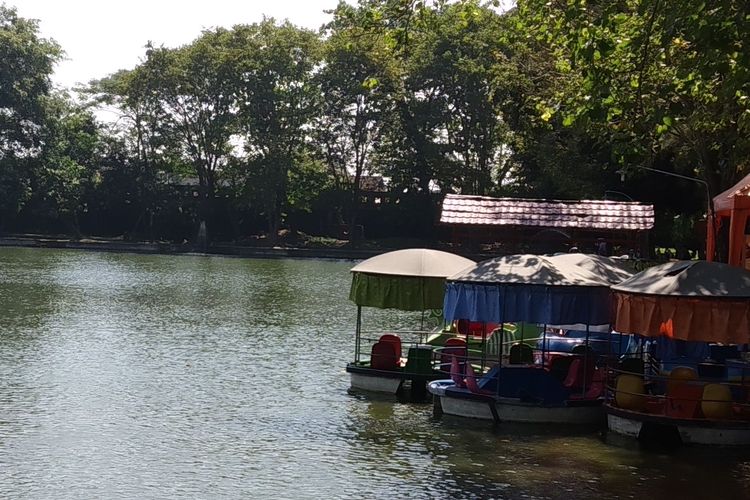 Taman air untuk wahana naik perahu di Taman Balekambang Solo, Jawa Tengah.