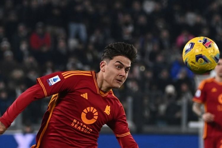 Aksi penyerang AS Roma asal Argentina, Paulo Dybala, ketika melawan Juventus dalam lanjutan Liga Italia Serie A 2023-2024 di Stadion Allianz, Turin, pada 30 Desember 2023. Terkini, Dybala mencetak satu gol ke gawang Cremonese pada babak 16 besar Coppa Italia. (Foto oleh Isabella BONOTTO / AFP)