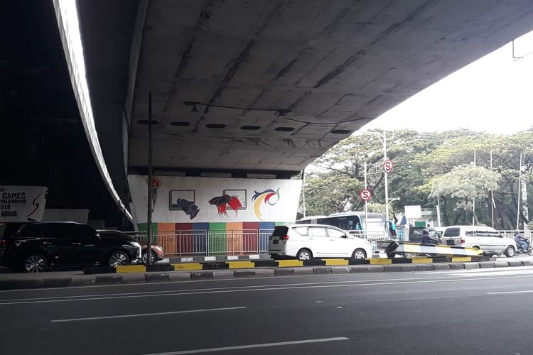 Jalan raya yang berada di bawah jembatan layang Grogol belum dipasang tiang portal pembatas di dekat Halte TJ Grogol, Jakarta Barat  