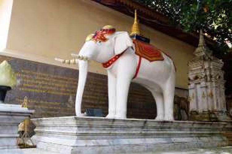 Patung gajah putih yang ada di salah satu sisi Wat Prathat Doi Suthep, Chiang Mai, Thailand. 