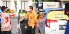 Peringati Hari Transportasi Umum Kota Semarang, Walkot Hendi Berangkat Kerja Naik Taksi Online