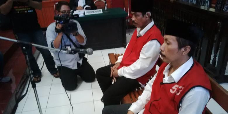 Otak pembunuhan Salim Kancil, Hariyono (kanan) mengaku sedang sakit saat akan dijatuhi vonis di PN Surabaya, Kamis (16/6/2016)