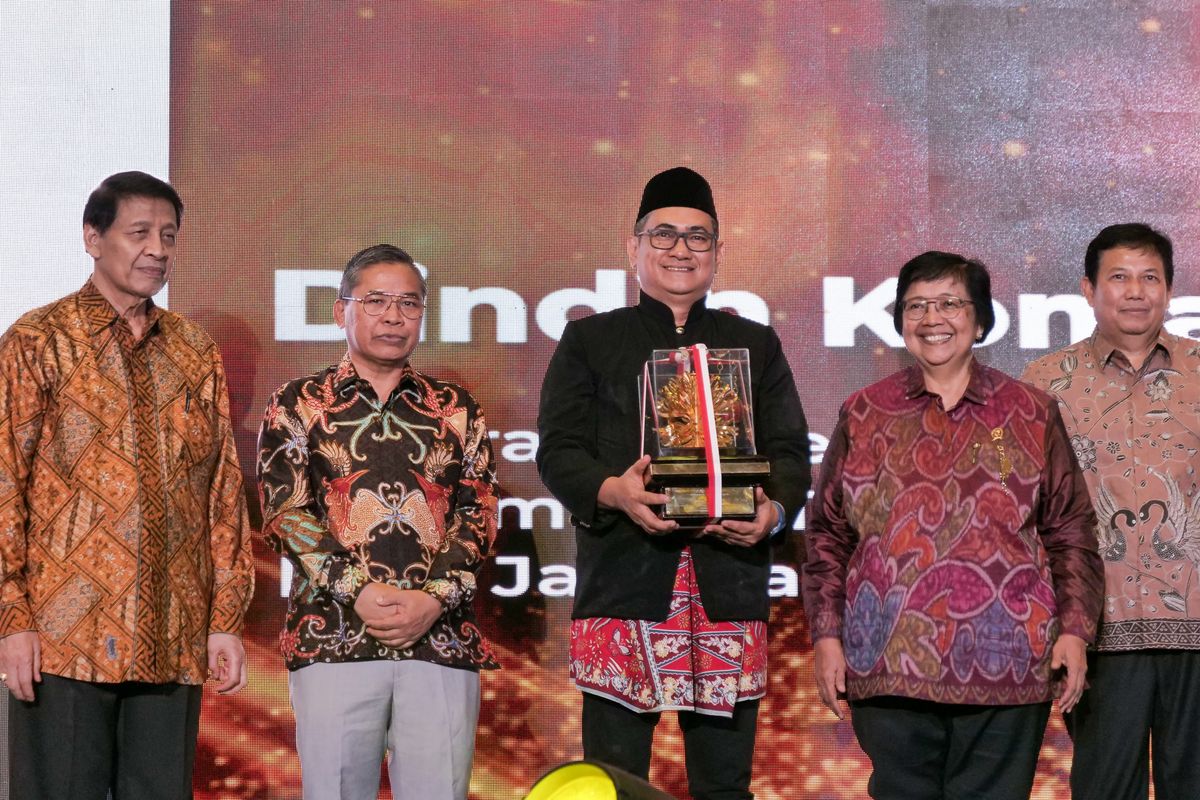 Dindin Komarudin, atau akrab disapa Abad Didin, menerima penghargaan Kalpataru 2024 dari Kementerian Lingkungan Hidup dan Kehutanan (KLHK).