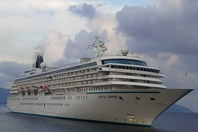 Kapal pesiar MS Crystal Symphony berbendera Bahamas berlabuh di Dermaga CT3 BPKS, Sabang, Rabu (15/1/2025).