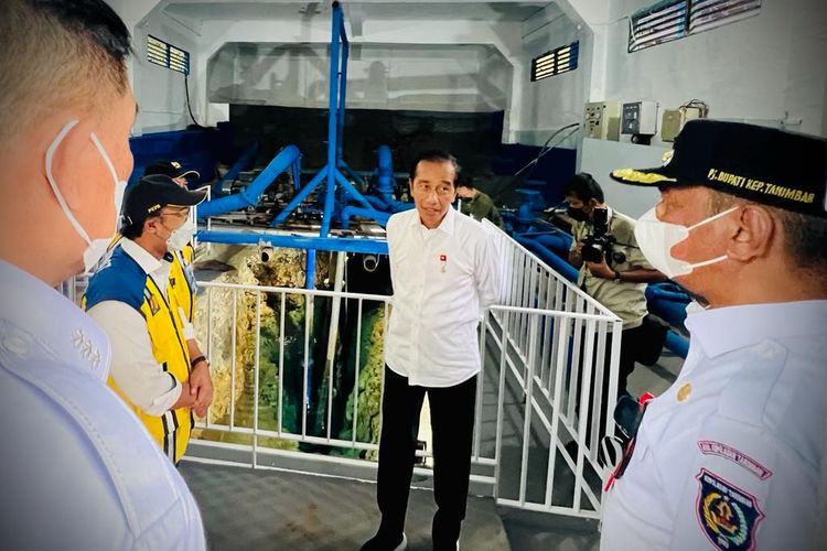 Presiden Joko Widodo meninjau Sistem Penyediaan Air Minum (SPAM) Wemomolin di Tanimbar Selatan, Kepualauan Tanimbar, Jumat (2/9/2022).