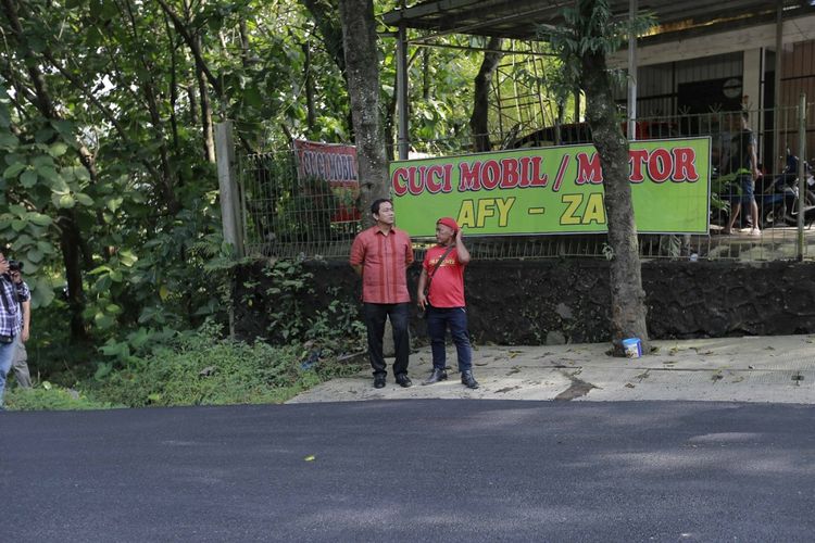 Wali Kota Semarang Hendrar Prihadi meninjau perbaikan Jalan Pawiyatan Luhur di Kelurahan Bendan Duwur, Selasa (6/3/2018). Jalan tersebut berada di daerah patahan yang tanahnya labil. 