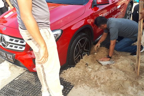 Roda Mobil Terjebak di Pasir, Jangan Asal Gas