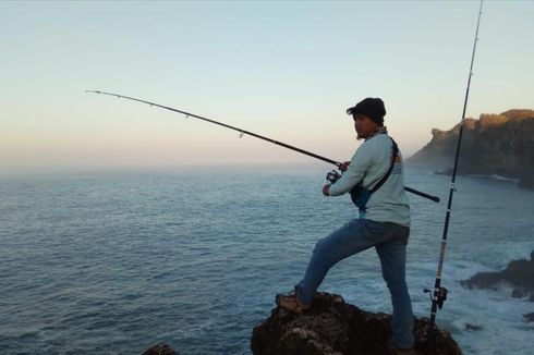 Yuk, Coba Mancing di Atas Tebing di Pantai Gunungkidul