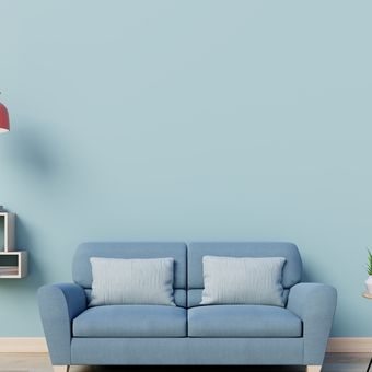 Dinding ruang tamu yang dicat berwarna biru muda