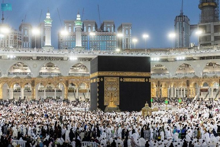 Umat Islam melaksanakan shalat Idul Fitri di Mekah, Arab Saudi pada Senin (2/5/2022).