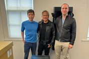 Bos Nvidia Serahkan Langsung Chip AI DGX H200 Pertama di Dunia ke CEO OpenAI