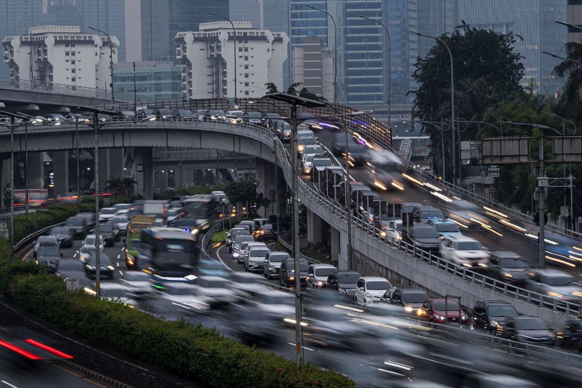 Suasana kendaraan terjebak macet di Jalan Tol Cawang-Grogol, Jakarta Selatan, Jumat (5/6/2020). Pada hari pertama penerapan Pembatasan Sosial Berskala Besar (PSBB) transisi, lalu lintas di sejumlah jalan di DKI Jakarta terpantau padat hingga terjadi kemacetan.