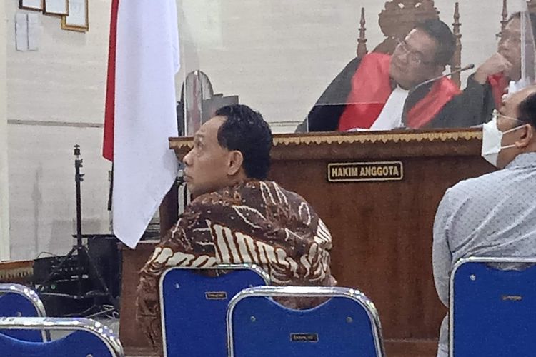 Rektor Untirta Fatah Sulaiman saat menjadi saksi dalam sidang suap Unila, Selasa (7/2/2023).