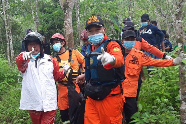 Proses pencarian dan evakuasi tiga orang korban tenggelam di Bendungan Irigasi Pal 17 Desa Mekarsari, Kecamatan Simpang Empat, Kabupaten Tanah Bumbu.