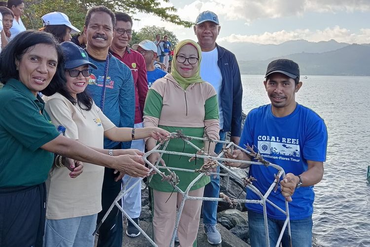 Penjabat (Pj) Bupati Flores Timur (Flotim) Sulastri HI Rasyid (tengah) secara simbolis menanam terumbu karang di kawasan perlindungan terumbu karang Sandominggo, Kelurahan Larantuka, Sabtu (6/7/2024). 