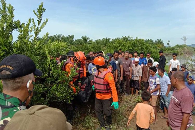 A SAR team in the Indonesian province of West Sumatras West Pasaman district evacuate the remains of Rusli, a local man who was a suspected victim of a crocodile attack on Tuesday (19/01/2021)