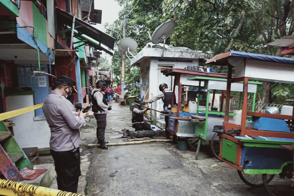 Sebuah mortir ditemukan di Aliran Kali Cipinang, Cipinang Besar Selatan, Jatinegara, Jakarta Timur, pada Senin (1/3/2021).