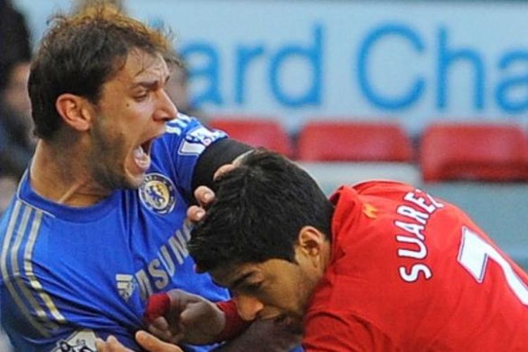 Bek Chelsea Branislav Ivanovic (kiri) bereaksi setelah digigit striker Liverpool Luis Suarez (kanan) pada laga di Stadion Anfield, 21 April 2013.