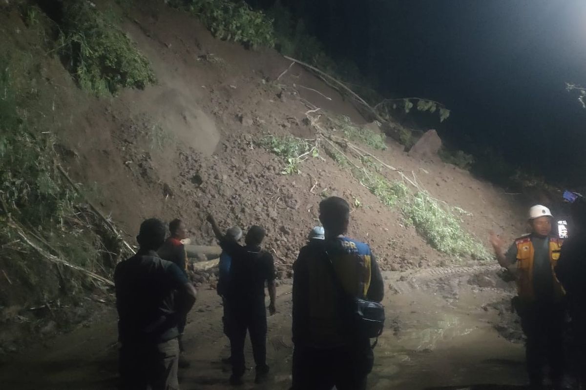 Akses Jalan Bagbagan-Kiaradua Kecamatan Simpenan, Kabupaten Sukabumi, Jawa Barat kembali tertimpun oleh longsor susulan pada Jumat (27/12/2024) malam.