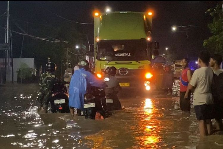 Banjir yang melanda Kabupaten Madiun, Jawa Timur menyebabkan kemacetan hebat di ruas jalan Madiun-Surabaya tepatnya di Kecamatan Saradan, Kamis (5/12/2024) malam.