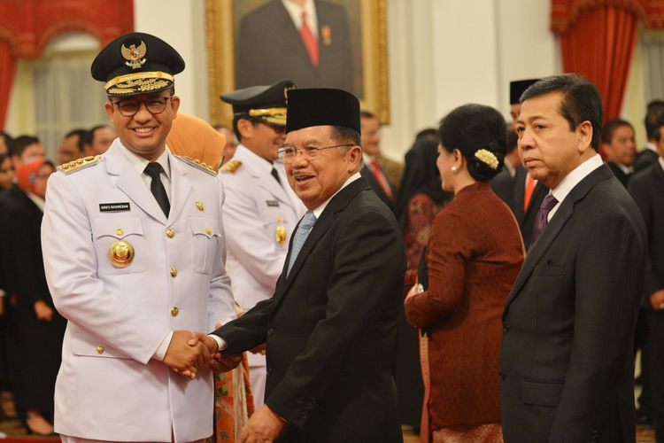 Wakil Presiden Jusuf Kalla (kedua kanan) disaksikan Ketua DPR Setya Novanto (kanan memberikan ucapan selamat kepada Gubernur DKI Jakarta Anies Baswedan (kiri) saat pelantikan, di Istana Negara, Jakarta, Senin (16/10/2017). Presiden Joko Widodo melantik Anies Baswedan sebagai Gubernur DKI Jakarta dan Sandiaga Uno sebagai Wakil Gubernur DKI Jakarta untuk periode 2017-2022.