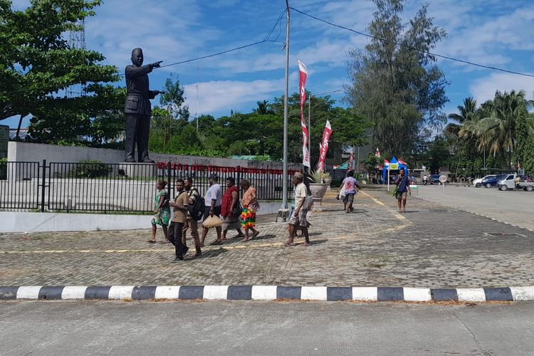 Beberapa warga Papua Nugini, saat melintas disamping patung Presiden pertama Indonesia, Ir Soekarno yang berdiri tegak di PLBN Skouw, perbatasan RI-PNG di Kampung Mosso, Distrik Muara Tami, Kota Jayapura, Papua, Selasa (15/8/2023).