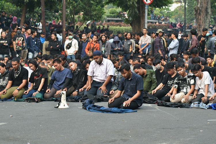 Aksi massa unjuk rasa di Gedung DPRD Jabar, Kota Bandung berakhir ricuh, Selasa (24/9/2019). Disela jeda aksi, massa unjuk rasa melaksanakan shalat ashar berjamaah ditengah jalan.