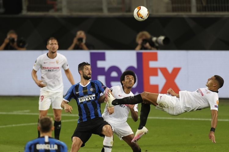 Diego Carlos melakukan tendangan salto yang berbuah gol pada laga final Liga Europa Sevilla vs Inter Milan di Stadion RheinEnergie, Jerman, Sabtu (22/8/2020) dini hari WIB. 