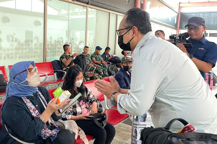 Marketing and Sales Director of Consumer Health Dexa Medica Maret Yudianto membagikan Stimuno kepada para pemudik di Terminal 2D Bandara Soekarno-Hatta Tangerang, Banten, pada Selasa, 18 Maret 2023.