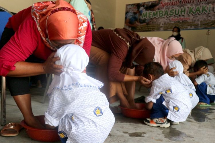 Momen saat anak-anak PAUD dan Kelompok Belajar membasuh kaki ibunya di kawasan Wisata Edukasi Ngusikan (Wedang) di Desa Ngusikan, Kecamatan Ngusikan, Kabupaten Jombang, Jawa Timur, Rabu (22/12/2022).