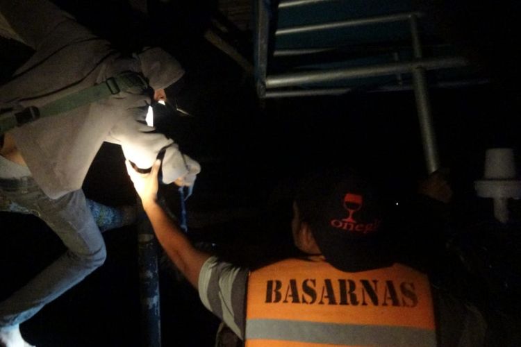 Proses evakuasi para pemancing ikan di laut Pulau Semujur, Bangka.