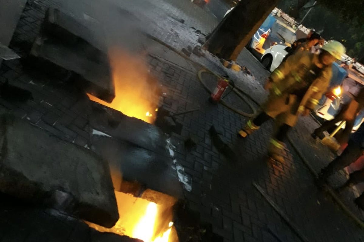 Kabel di gorong-gorong Jalan TB Simatupang tepatnya Gedung 18 Office Park, Kebagusan, Pasar Minggu, Jakarta Selatan terbakar pada Senin (1/3/2021) sore.
